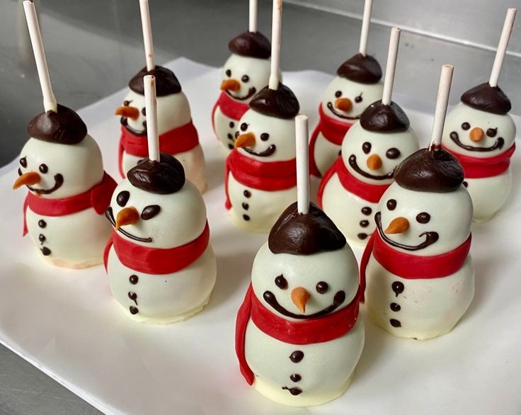 Easy Christmas Snowman Cake Pops for Festive Holiday Baking Fun top view